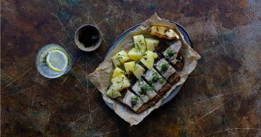 Рецепт Скумбрии на бородинских тостах с соусом сальса верде