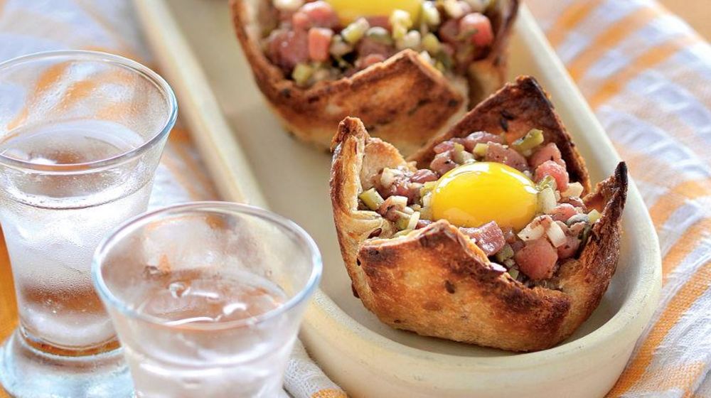 Как приготовить стейк тартар с перепелиным яйцом в корзиночках из тостов