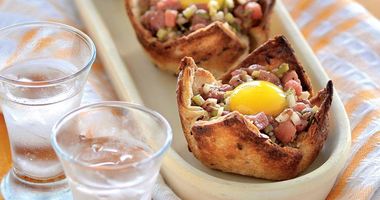 Рецепт Стейка тартар с перепелиным яйцом в корзиночках из тостов