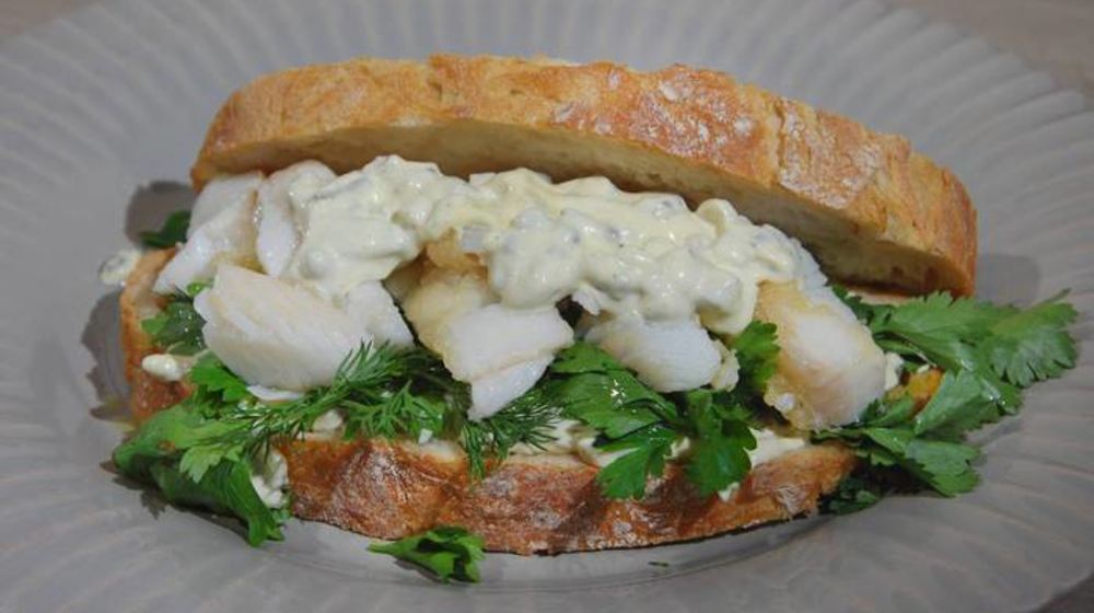 Как приготовить сэндвич с рыбными пальчиками и тартаром