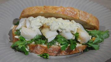 Рецепт Сэндвича с рыбными пальчиками и тартаром