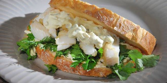 Рецепт сэндвича с рыбными пальчиками и тартаром