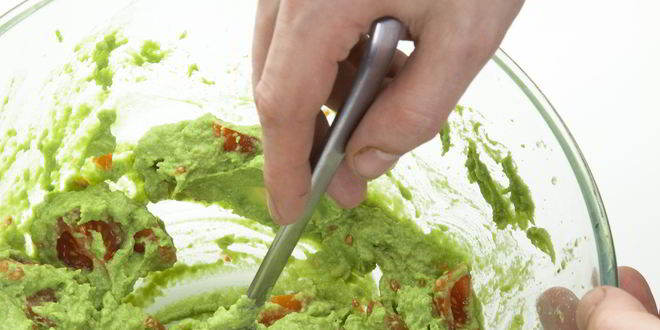 Рецепт тартара из тунца с авокадо и помидорами черри