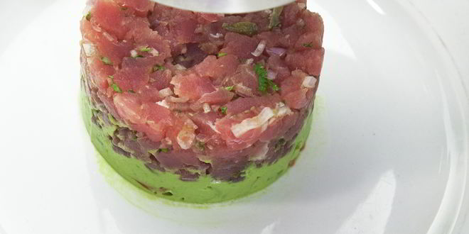 Рецепт тартара из тунца с авокадо и помидорами черри