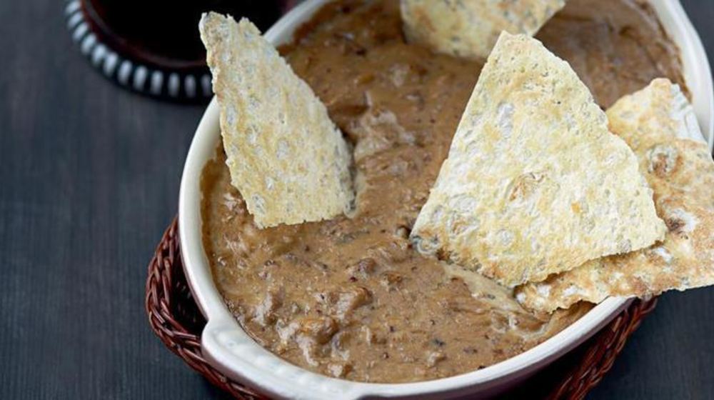 Как приготовить горячий сырный соус с цесаркой и домашними чипсами