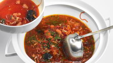 Рецепт Борща с черносливом, фасолью и копченой грудинкой