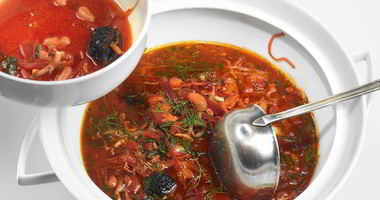 Рецепт Борща с черносливом, фасолью и копченой грудинкой