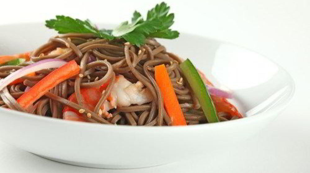 Как приготовить бульон с гречневой лапшой и морскими гребешками