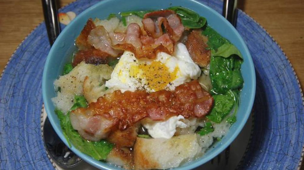 Как приготовить куриный бульон с яйцом и беконом