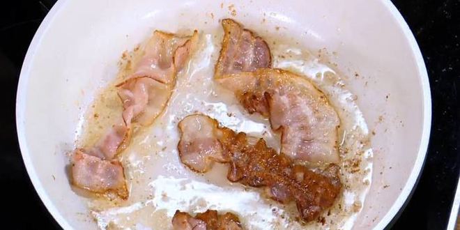 Рецепт куриного бульона с яйцом и беконом