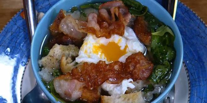 Рецепт куриного бульона с яйцом и беконом