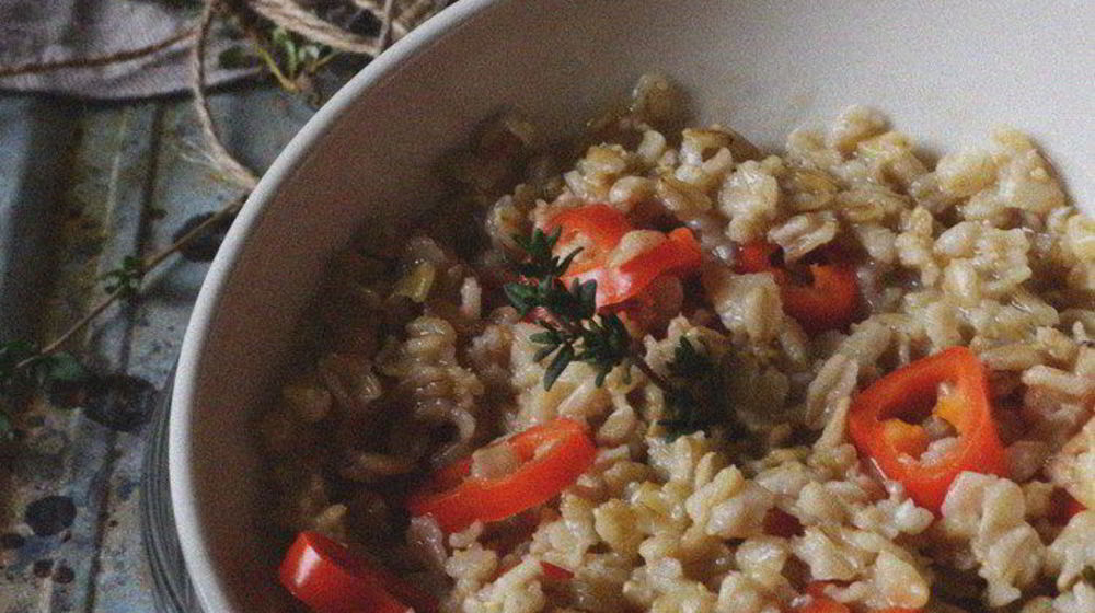 Как приготовить овсяную кашу на курином бульоне со сладким перцем и тимьяном