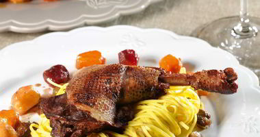 Рецепт Петуха в клюквенном бульоне с лапшой и глазированными овощами