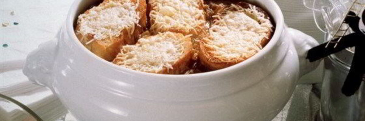 Рецепт Французского лукового супа с тимьяном и чесночными крутонами с сыром