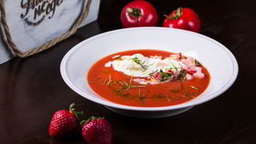 Рецепт Гаспачо из томатов с сыром и клубникой