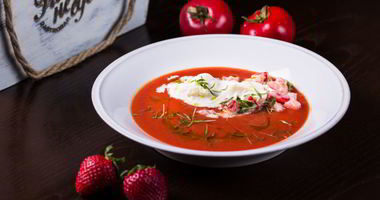 Рецепт Гаспачо из томатов с сыром и клубникой