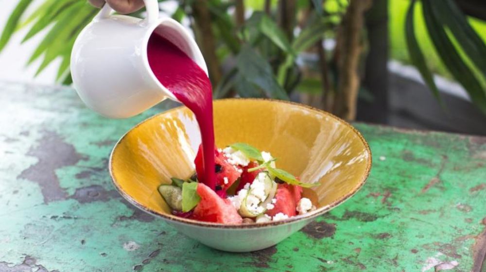 Как приготовить свекольного гаспачо с арбузом и домашним сыром