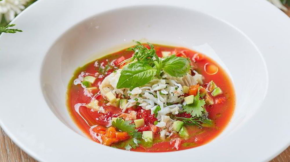 Как приготовить томатный суп гаспачо с печеным болгарским перцем, авокадо, мясом камчатского краба и тартаром из клубники