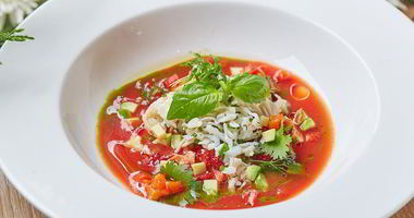 Рецепт Томатного супа Гаспачо с печеным болгарским перцем, авокадо, мясом камчатского краба и тартаром из клубники