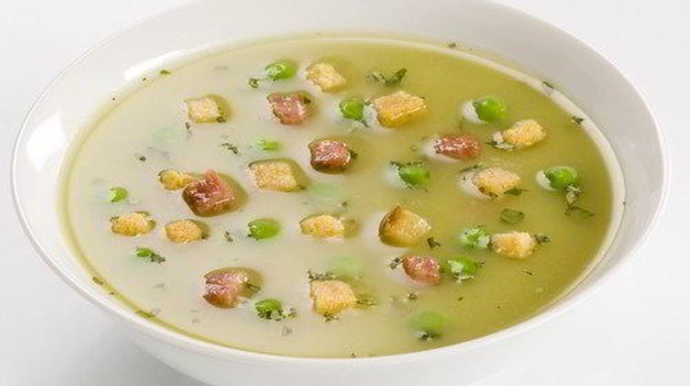 Как приготовить гороховый суп с беконом и сухариками
