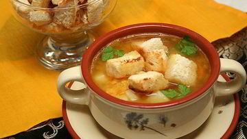 Рецепт Горохового супа с копченостями и гренками
