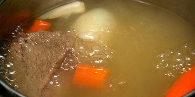 Рецепт горохового супа с копченостями и гренками