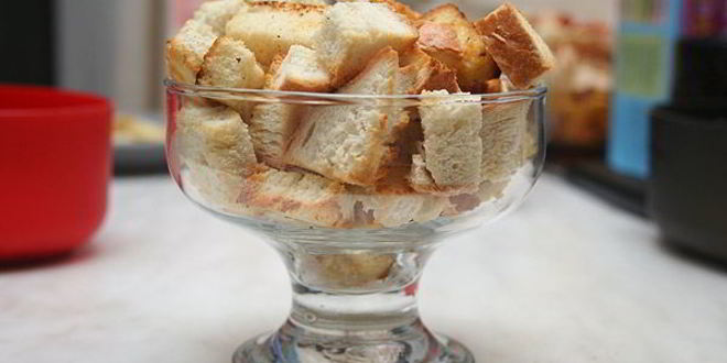 Рецепт горохового супа с копченостями и гренками