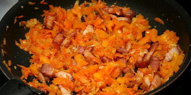 Рецепт горохового супа с копченостями и гренками