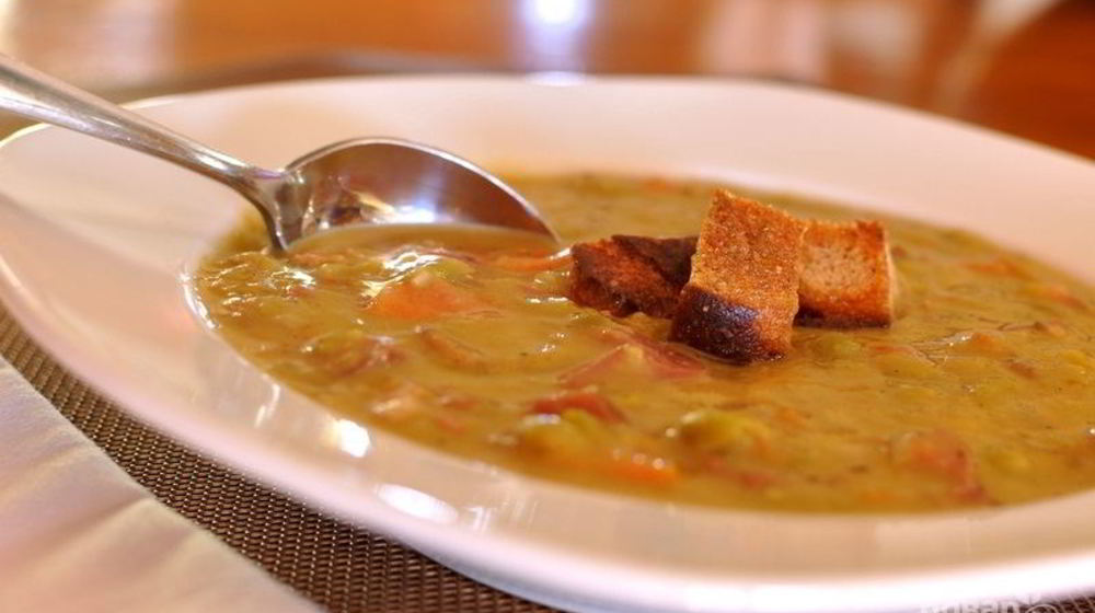 Как приготовить простой гороховый суп с копченостями