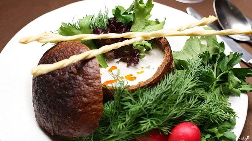 Как приготовить холодный суп из редиса в черном хлебе