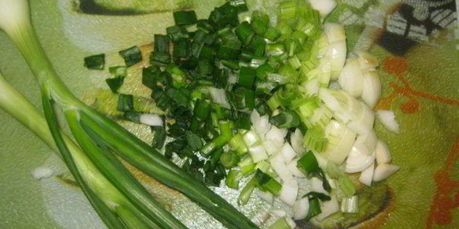 Рецепт окрошки на кефире с овощами, перепелиными яйцами и мясом