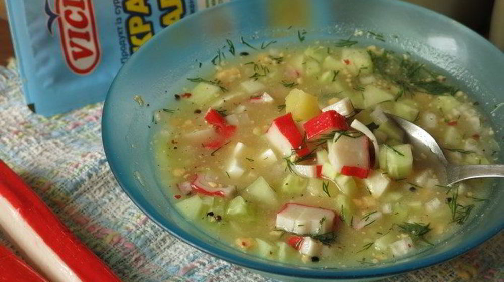 Как приготовить окрошку с крабовыми палочками