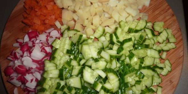 Рецепт окрошки с редисом и шпинатом