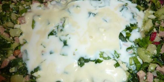 Рецепт окрошки с редисом и шпинатом