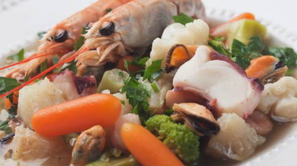 Как приготовить легкий суп с креветками, овощами и кинзой