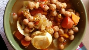 Рецепт Овощного супа с кус-кусом и вареными яйцами