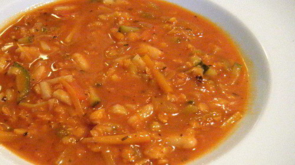 Как приготовить согревающий овощной суп с томатами, фасолью и чечевицей