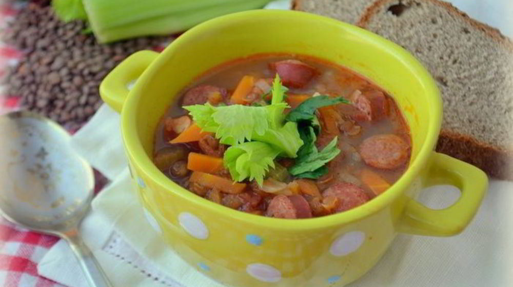 Как приготовить согревающую чечевичную похлебку с копчеными сосисками