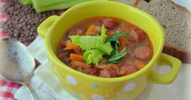 Рецепт Согревающей чечевичной похлебки с копчеными сосисками