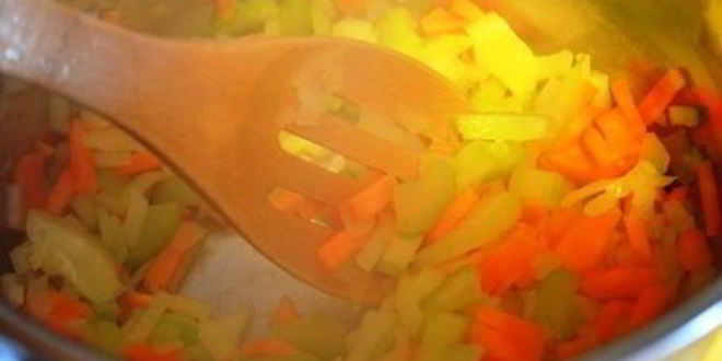 Рецепт согревающей чечевичной похлебки с копчеными сосисками