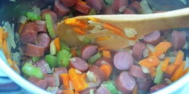 Рецепт согревающей чечевичной похлебки с копчеными сосисками