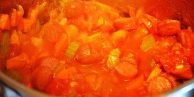 Рецепт согревающей чечевичной похлебки с копчеными сосисками