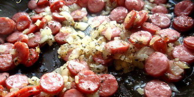 Рецепт томатной похлебки с копчеными колбасками и фасолью