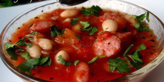 Рецепт томатной похлебки с копчеными колбасками и фасолью