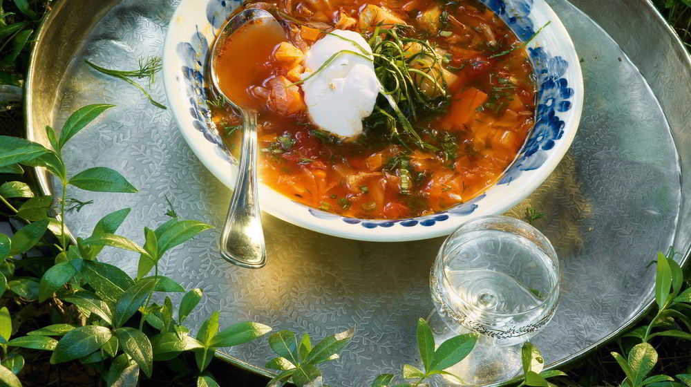 Как приготовить щи из молодой капусты с побегами чеснока