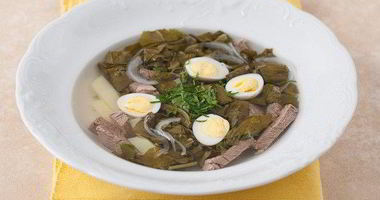 Рецепт Щей щавелевых с говядиной и перепелиными яйцами