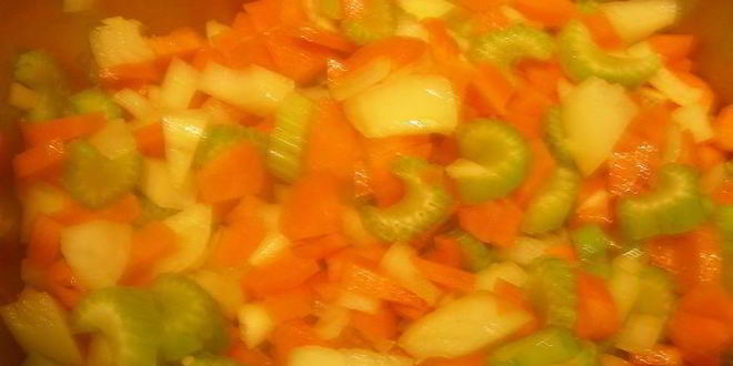 Рецепт нежного крема-супа из каштанов с красным вином и пюре из сельдерея