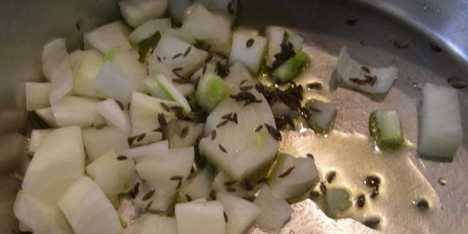 Рецепт супа-пюре из зеленого горошка с чесноком и тмином