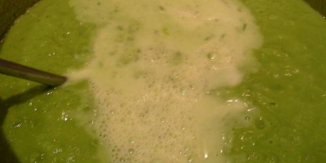 Рецепт супа-пюре из зеленого горошка с чесноком и тмином