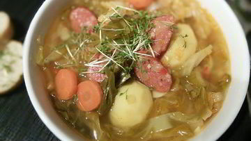 Рецепт Супа с копчеными колбасками и зеленой капустой